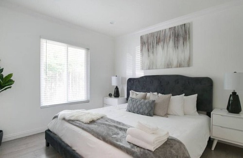 Rosemead House | Mid-Century Charmer BBQ Tesla Charger: Outdoor Patio, High-Speed WiFi, and Parking for Two