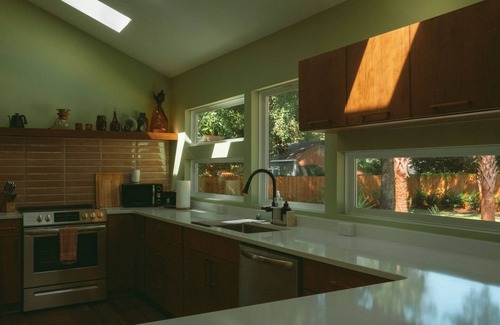 Belville House | Mid-Century Coastal Escape- Heated Saltwater Pool - 9min to Wilmington Riverwalk