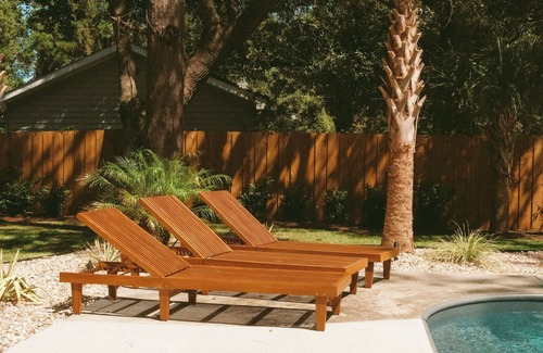 Belville House | Mid-Century Coastal Escape- Heated Saltwater Pool - 9min to Wilmington Riverwalk