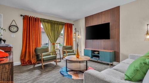 Indio Apartment | Mid-Century Desert Getaway