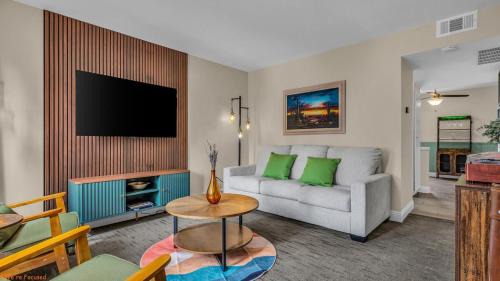 Indio Apartment | Mid-Century Desert Getaway