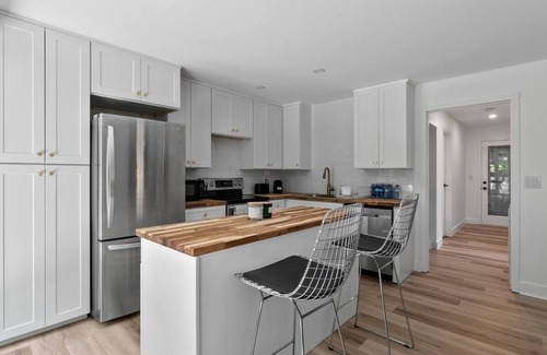 West Kelowna Estates Apartment | Mid-Century Modern Dream Retreat