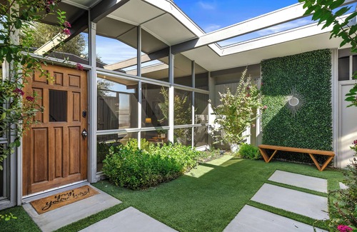 Palm Desert House | Mid Century Modern home -newly renovated with swim jet pool, spa on golf course!