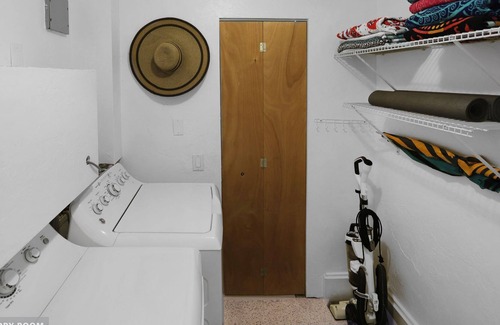 Vamo House | Mid-Century Modern Home in Waterfront Neighborhood