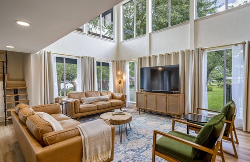 Seven Coves House | Mid-Century Modern Home w/ Lakeview's and Private Pool- Sleeps 12