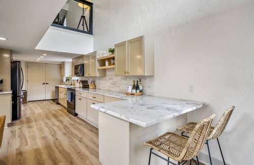 Seven Coves House | Mid-Century Modern Home w/ Lakeview's and Private Pool- Sleeps 12