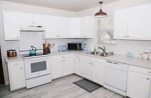 Kerrville House | Mid-Century Modern Limestone 2/2 Home