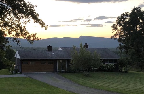 New Paltz House | Mid Century Modern Panoramic Mountain View House