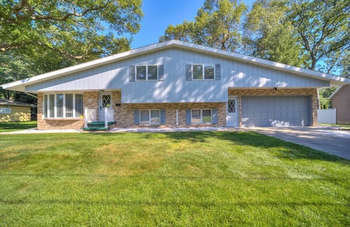 Beachwood-Bluffton House | Mid-Century Modern with a "Star Wars" Twist