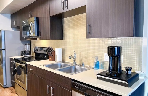 Beverly Hills Apartment | Mid Century With Pool GYM and Parking 10min to Cedars