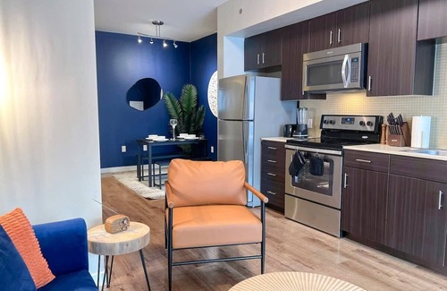 Beverly Hills Apartment | Mid Century With Pool GYM and Parking 10min to Cedars