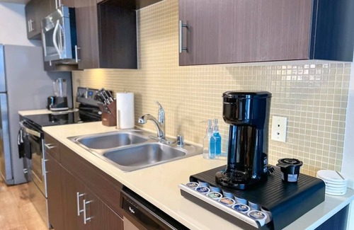Beverly Hills Apartment | Mid Century With Pool GYM and Parking 10min to Cedars