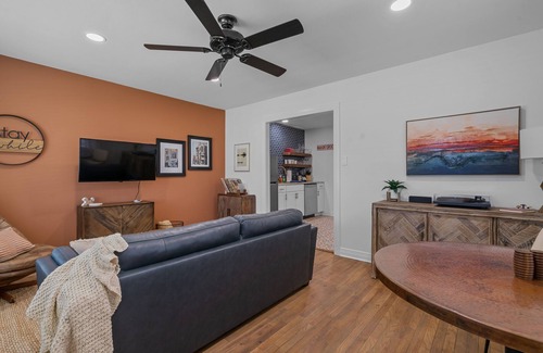 Hot Springs House | Mid-City Bungalow - 1 Mile from Bathhouse Row - Pet Friendly!