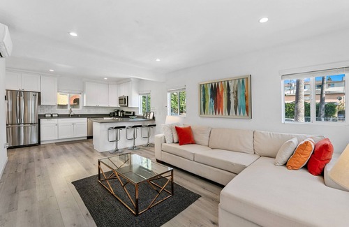 Mid City Hotel | Mid-City Miracle Mile Cozy 1 BR Apt + Parking, Prime Central Location