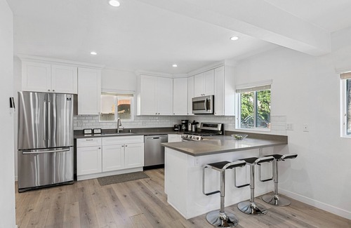 Mid City Hotel | Mid-City Miracle Mile Cozy 1 BR Apt + Parking, Prime Central Location