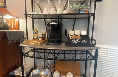 Hillsdale House | Mid-Mod Amazing! 2.9mi to UA. Chef’s Kitchen. Views to Private Yard & Fire Pit