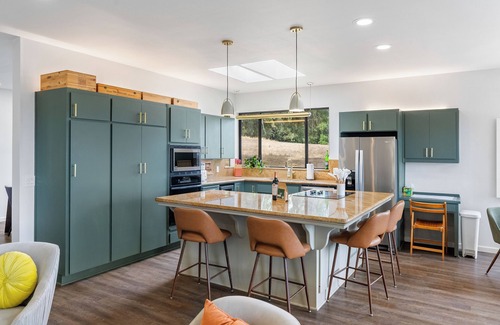 Atascadero House | Mid-Mod Hilltop Retreat Views & Local Wildlife