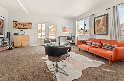 Morongo Valley House | Mid-mod ranchette privately located 20 mins from Palm Springs and 30 mins from JT