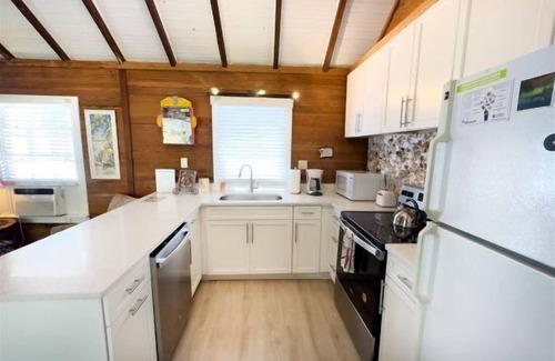 White Street Gallery District Cottage | Mid Town 2/1 TREE HOUSE RETREAT