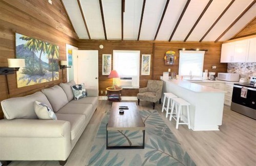 White Street Gallery District Cottage | Mid Town 2/1 TREE HOUSE RETREAT