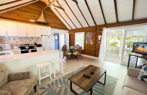 White Street Gallery District Cottage | Mid Town 2/1 TREE HOUSE RETREAT
