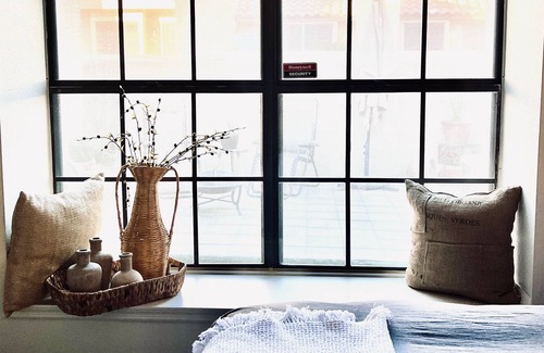 Raskin Estates Condo | Midcentury 2 BR condo minutes from WM BJ and Super Bowl