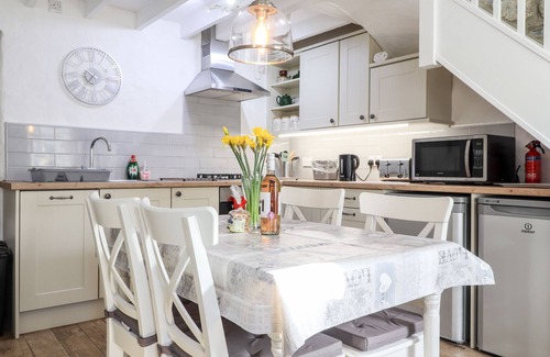 Newport Cottage | MIDDLE COTTAGE, pet friendly, with a garden in Newport, Pembrokeshire