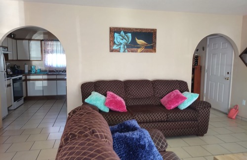 Las Cruces House | Middle Room Near Downtown (For Ladies Only)
