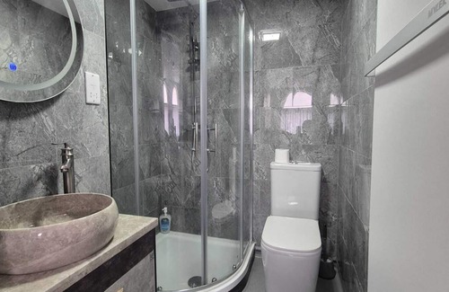 Hull House | Midland Apartment 9