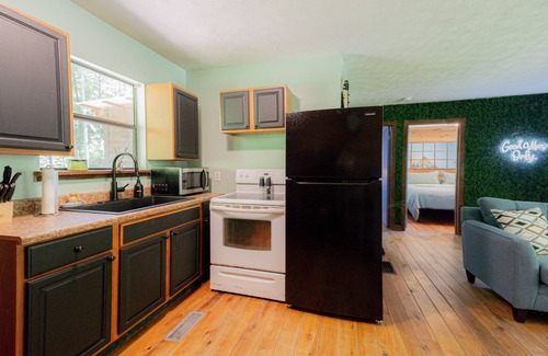 Wellington Cabin | Midnight Hideaway! Perfect Family or Date Night Getaway!