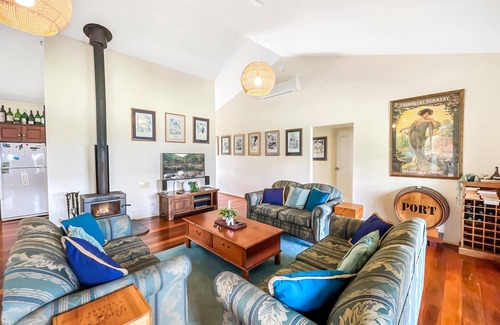 Lovedale Cottage | Midnight's Promise - Promise 2 - Vineyard accommodation with valley views
