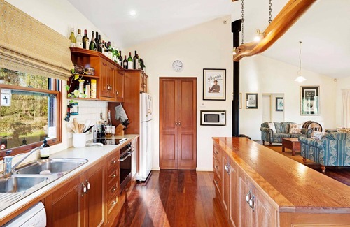 Lovedale Cottage | Midnight's Promise - Promise 2 - Vineyard accommodation with valley views