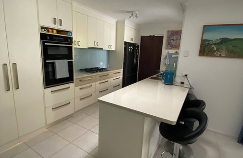 Urangan House | Midnight Splash In Urangan - Pet friendly