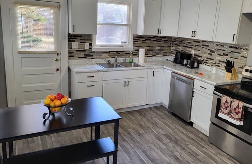 Downtown Omaha House | Midtown Beauty- Blackstone Neighborhood, 10 minutes from baseball stadium.