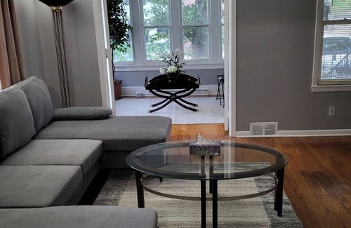 Downtown Omaha House | Midtown Beauty- Blackstone Neighborhood, 10 minutes from baseball stadium.