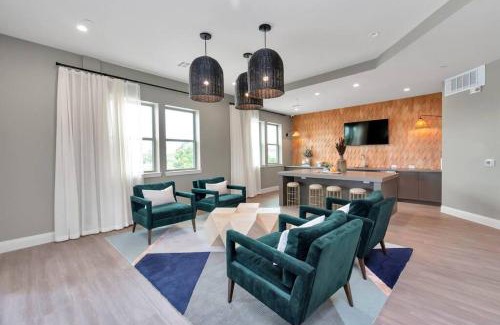 Greenway Plaza-Upper Kirby Apartment | Midtown Houston Luxury Suite at River Oaks