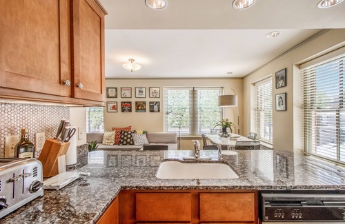 Midtown Apartment | Midtown Light filled Stylish Walkable everywhere
