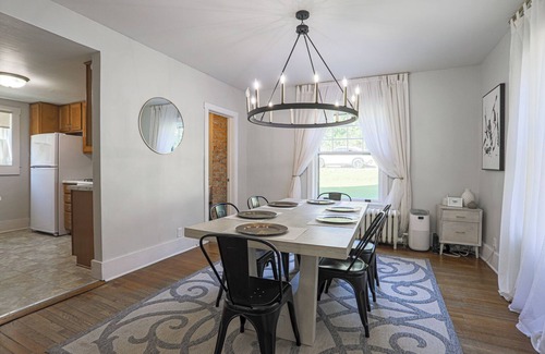 Midtown House | 'Midtown Mansion' - Close to Blackstone, Midtown, Old Market, CHI, Zoo and more!