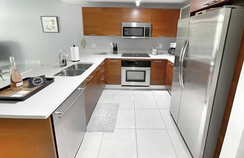 Midtown Condo | Midtown Miami 2/2 Design District,free park