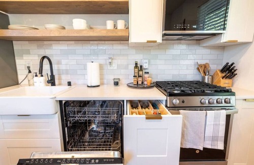 Benicia House | Midway Napa and SF - 5G Wi-Fi & private yard