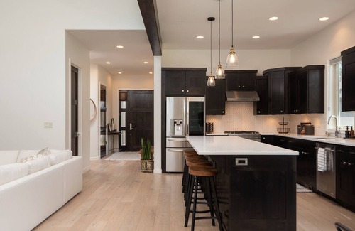Bend House | Milepost Manor | 5bdrm sleeps 11 | 10 to Bend 20 to Bachelor | 7pp Hot Tub