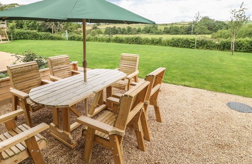 Longnor House | MILKING PARLOUR, pet friendly, with open fire in Longnor