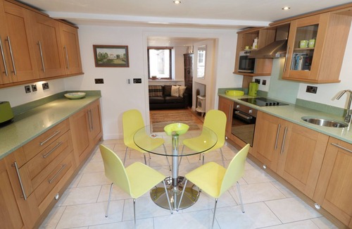 Castleton Cottage | MILL BRIDGE COTTAGE, with a garden in Castleton, Peak District