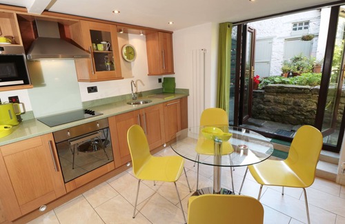 Castleton Cottage | MILL BRIDGE COTTAGE, with a garden in Castleton, Peak District