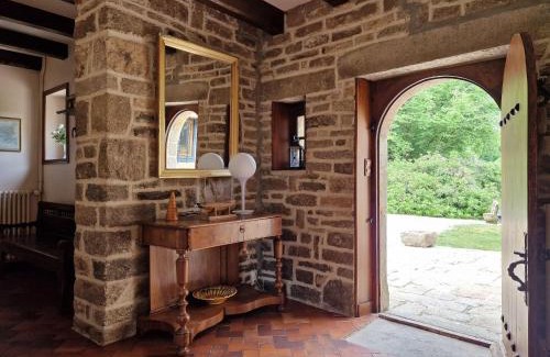 Landeleau House | Mill in Brittany by River Aulne with Kayaks
