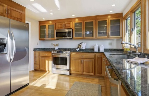 Tamalpais-Homestead Valley House | Mill Valley Chalet - Sunny & Private - Deck, Views, Putting Green, Trails, Tub