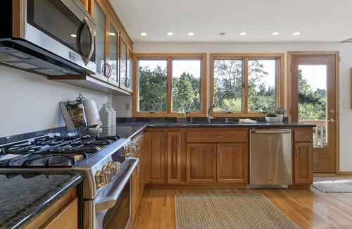 Tamalpais-Homestead Valley House | Mill Valley Chalet - Sunny & Private - Deck, Views, Putting Green, Trails, Tub