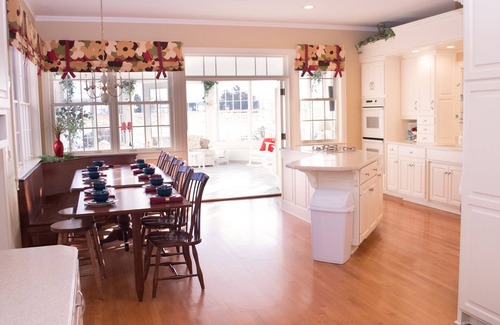 Sugarcreek House | Miller Manor, Luxurious, Peaceful, Sunrise and Sunsets, Family Friendly, 10 yrs!