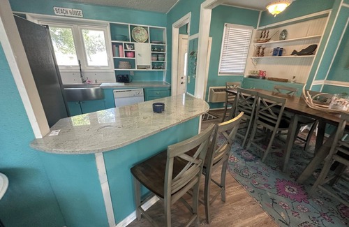 Aransas Pass House | Millers Shabby Chic and Beachie 5 Bedroom 2 Bath 3 blocks from Downtown