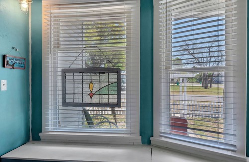 Aransas Pass House | Millers Shabby Chic and Beachie 5 Bedroom 2 Bath 3 blocks from Downtown